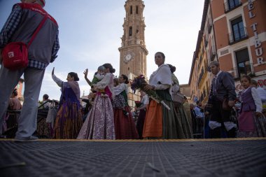 Zaragoza İspanya. 12 Ekim 2019 'da İspanya' nın ulusal gününde Pilar Bakiresi 'ne bölgesel kostümler giymiş insanlar sunuldu.