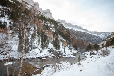 Pireneler İspanya 'da karlı sonbaharda Ordesa Ulusal Vadisi