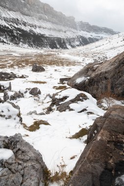 Pireneler İspanya 'da karlı sonbaharda Ordesa Ulusal Vadisi