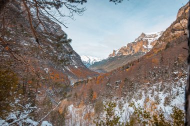 Pireneler İspanya 'da karlı sonbaharda Ordesa Ulusal Vadisi