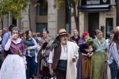 Zaragoza İspanya. 12 Ekim 2019 'da İspanya' nın ulusal gününde Pilar Bakiresi 'ne bölgesel kostümler giymiş insanlar sunuldu.