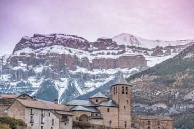 Sonbaharda Torla kasabası, İspanya 'nın Pirenes kentinde.