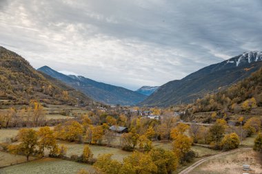 Sonbaharda, İspanya 'nın Pireneler kentinde bulunan Broto kasabası.
