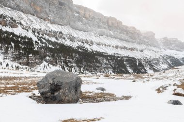 Pireneler İspanya 'da karlı sonbaharda Ordesa Ulusal Vadisi