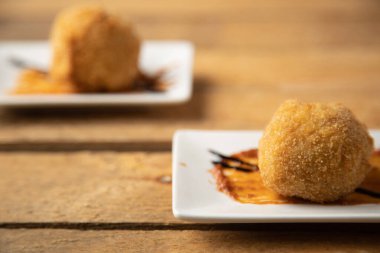 Tipik İspanyol bluzu, lezzetli kroket.