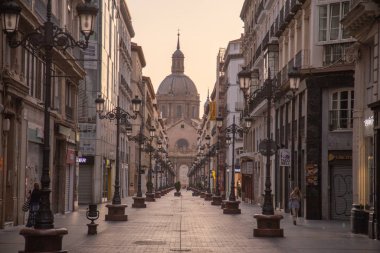 Zaragoza İspanya. 1 Ağustos 2019, İspanya 'nın Zaragoza şehrinde Alfonso Caddesi.