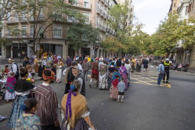 Zaragoza İspanya. 12 Ekim 2019 'da İspanya' nın ulusal gününde Pilar Bakiresi 'ne bölgesel kostümler giymiş insanlar sunuldu.