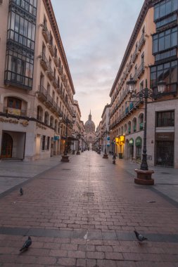 Zaragoza İspanya. 1 Ağustos 2019, İspanya 'nın Zaragoza şehrinde Alfonso Caddesi.