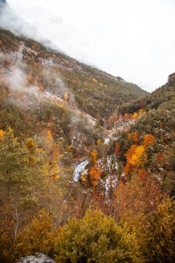 Pireneler İspanya 'da karlı sonbaharda Ordesa Ulusal Vadisi