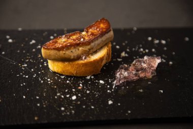 Leylak soslu ve ekmekli İspanyol foie tapa