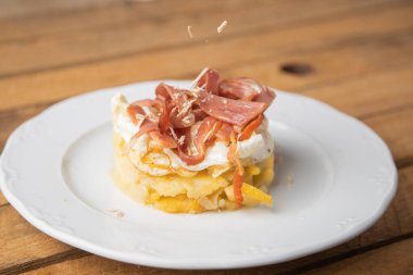 İspanyol tapası, patates, sahanda yumurta, domuz pastırması ve kaz ciğeri