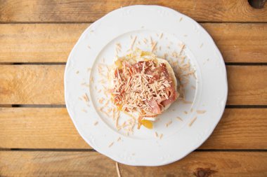 İspanyol tapası, patates, sahanda yumurta, domuz pastırması ve kaz ciğeri