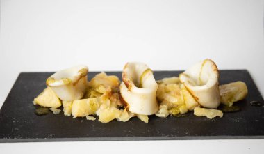 İspanyol kalamar üstü ve patates.