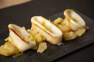 İspanyol kalamar üstü ve patates.