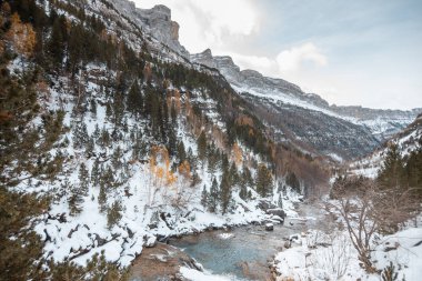 Pireneler İspanya 'da karlı sonbaharda Ordesa Ulusal Vadisi