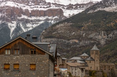 Sonbaharda Torla kasabası, İspanya 'nın Pirenes kentinde.