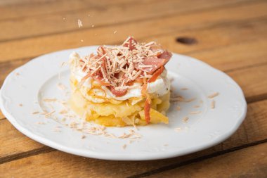 İspanyol tapası, patates, sahanda yumurta, domuz pastırması ve kaz ciğeri