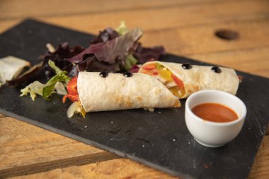 Lezzetli vejetaryen dürümü siyah tabakta