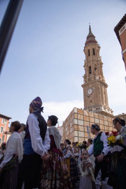 Zaragoza İspanya. 12 Ekim 2019 'da İspanya' nın ulusal gününde Pilar Bakiresi 'ne bölgesel kostümler giymiş insanlar sunuldu.