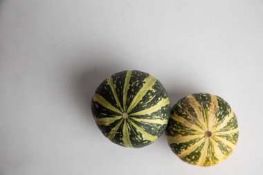 Beyaz arkaplanda mükemmel balkabakları