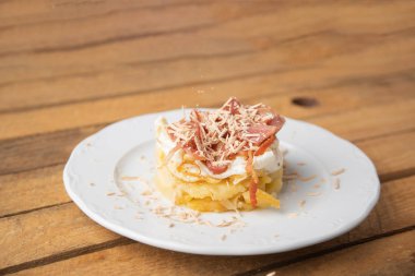 İspanyol tapası, patates, sahanda yumurta, domuz pastırması ve kaz ciğeri