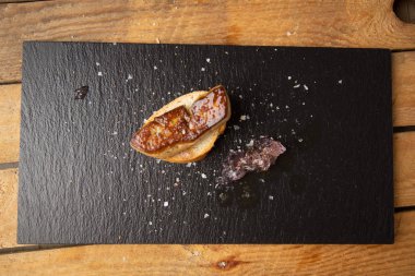 Leylak soslu ve ekmekli İspanyol foie tapa