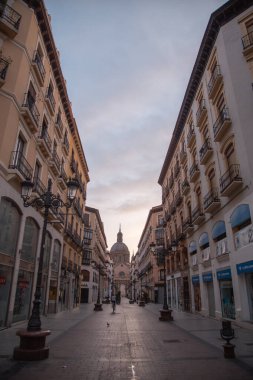Zaragoza İspanya. 1 Ağustos 2019, İspanya 'nın Zaragoza şehrinde Alfonso Caddesi.