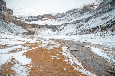Pireneler İspanya 'da karlı sonbaharda Ordesa Ulusal Vadisi