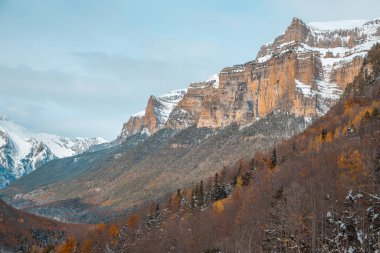 Pireneler İspanya 'da karlı sonbaharda Ordesa Ulusal Vadisi