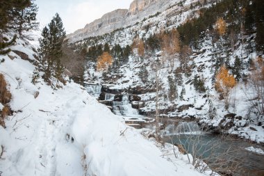 Pireneler İspanya 'da karlı sonbaharda Ordesa Ulusal Vadisi