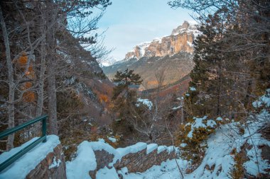 Pireneler İspanya 'da karlı sonbaharda Ordesa Ulusal Vadisi