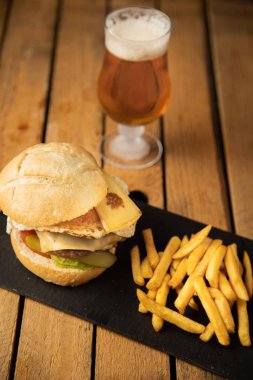 Patates ve birayla çizburger.