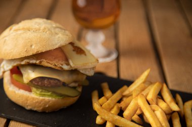 Patates ve birayla çizburger.