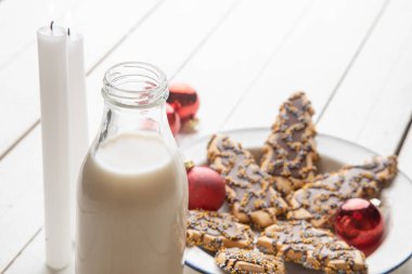 Noel ağacı şeklindeki çikolatalı kurabiyeler