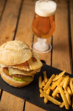 Patates ve birayla çizburger.