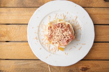 İspanyol tapası, patates, sahanda yumurta, domuz pastırması ve kaz ciğeri