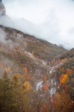 Pireneler İspanya 'da karlı sonbaharda Ordesa Ulusal Vadisi
