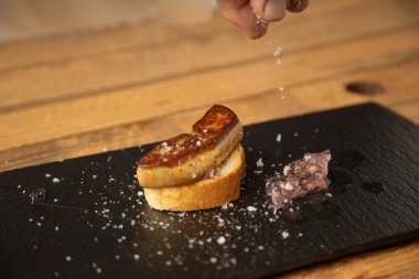 Leylak soslu ve ekmekli İspanyol foie tapa