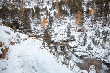Pireneler İspanya 'da karlı sonbaharda Ordesa Ulusal Vadisi