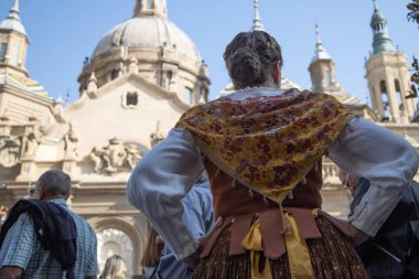 Zaragoza İspanya. 12 Ekim 2019 'da İspanya' nın ulusal gününde Pilar Bakiresi 'ne bölgesel kostümler giymiş insanlar sunuldu.
