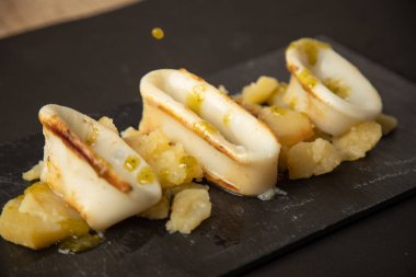 İspanyol kalamar üstü ve patates.