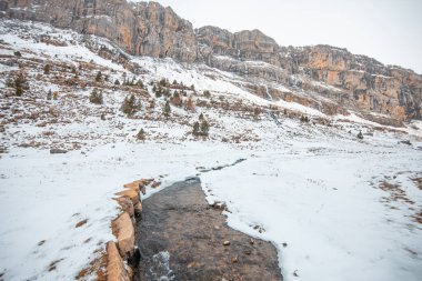Pireneler İspanya 'da karlı sonbaharda Ordesa Ulusal Vadisi