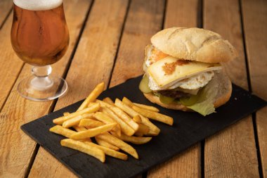 Patates ve birayla çizburger.