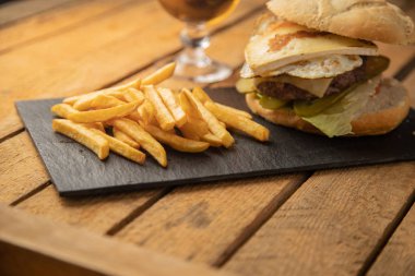 Patates ve birayla çizburger.