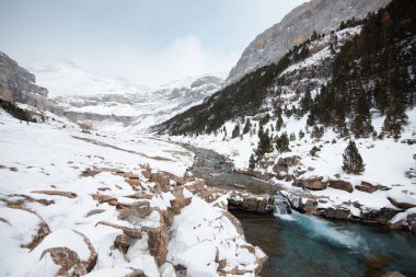 Pireneler İspanya 'da karlı sonbaharda Ordesa Ulusal Vadisi