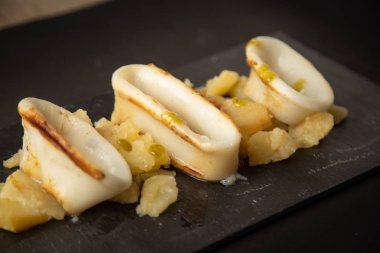 İspanyol kalamar üstü ve patates.