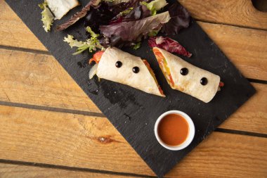 Lezzetli vejetaryen dürümü siyah tabakta