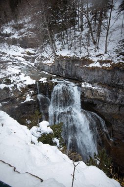 Pireneler İspanya 'da karlı sonbaharda Ordesa Ulusal Vadisi