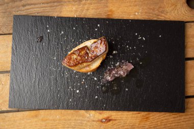 Leylak soslu ve ekmekli İspanyol foie tapa