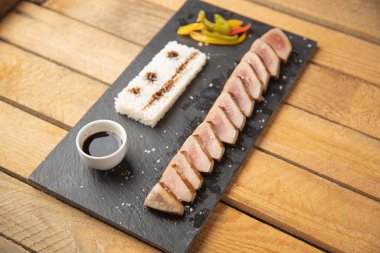 Biberli ve pirinçli ton balığı filetosu.